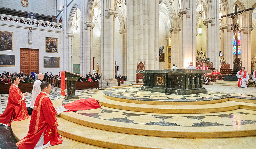 El cardenal postrado ante la cruz este Viernes Santo en la catedral