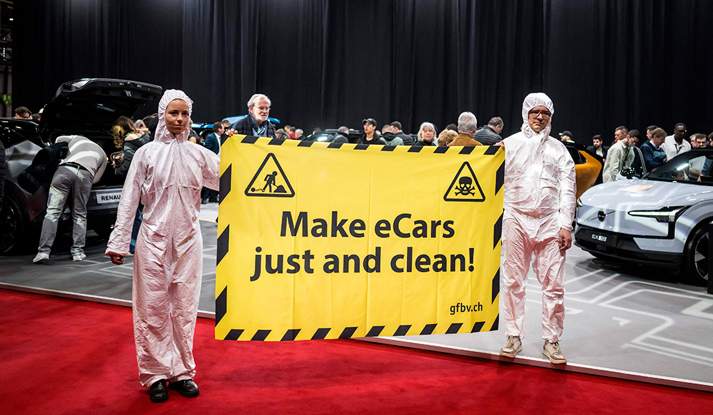 Activistas protestan en el primer día abierto al público del Salón Internacional del Automóvil en Ginebra