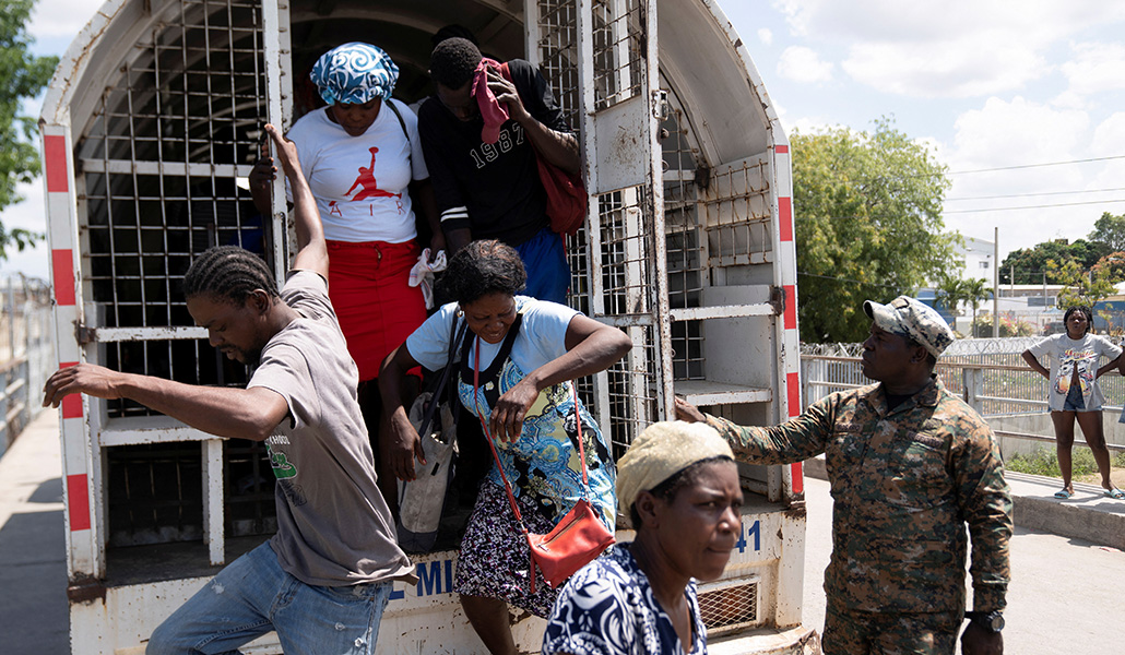 Ciudadanos haitianos son deportados en la frontera entre Haití y República Dominicana la semana pasada