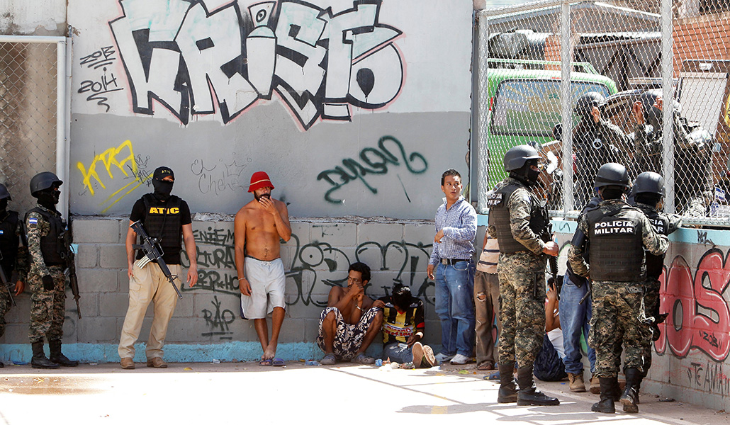 Policías militares en Tegucigalpa (Honduras) vigilan a presuntos pandilleros de la MS-13. Foto: CNS.