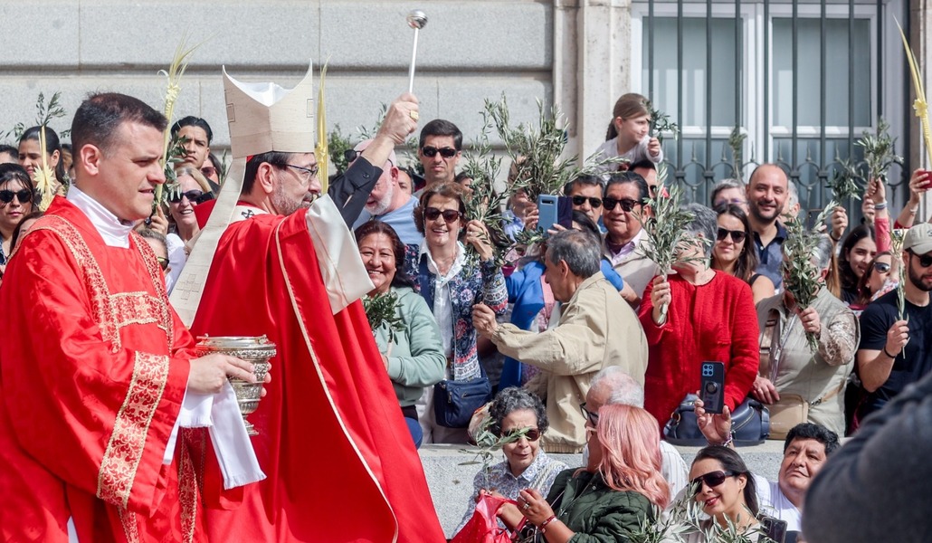 El cardenal Cobo bendice los ramos en la puerta de la catedral de la Almudena