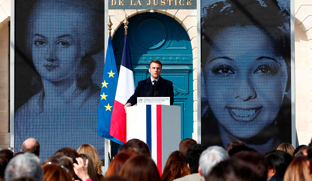 El presidente francés, Emmanuel Macron, habla durante la ceremonia para sellar el derecho al aborto en la Constitución francesa