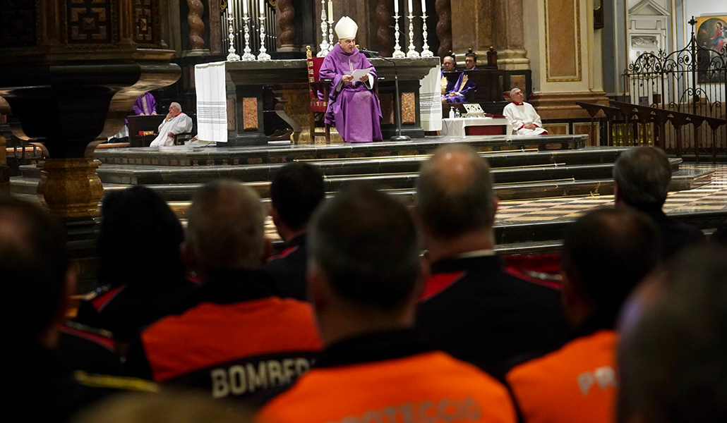El arzobispo de Valencia preside el funeral por las víctimas del incendio de Campanar