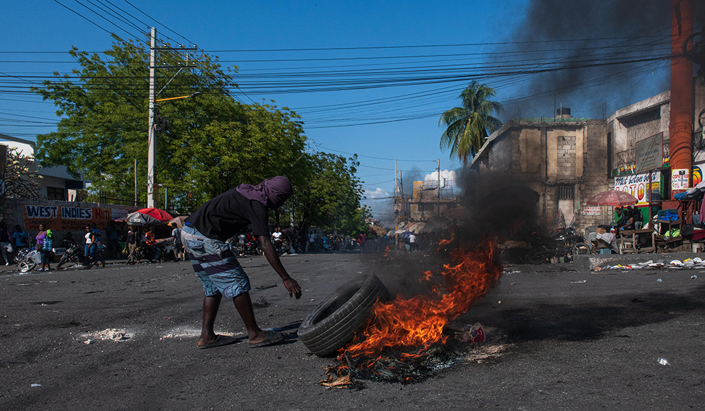Las bandas criminales controlan con barricadas más del 80 % de la capital haitiana