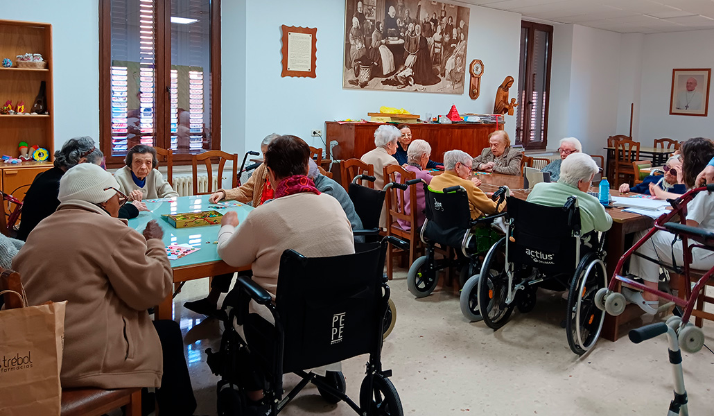 Un grupo de ancianas juega al bingo en Mi casa poco antes de la charla cuaresmal y la Misa
