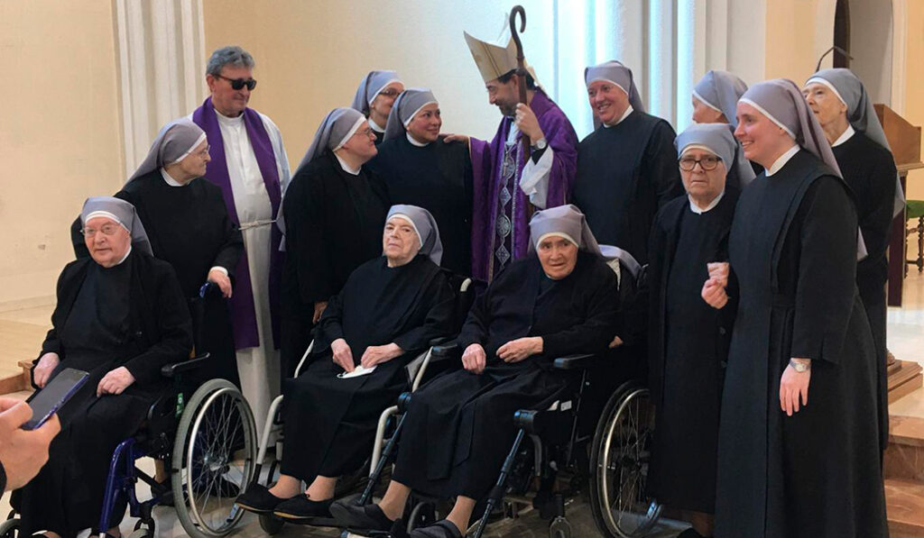 Las doce hermanitas que forman la comunidad de la calle Almagro junto al cardenal José Cobo