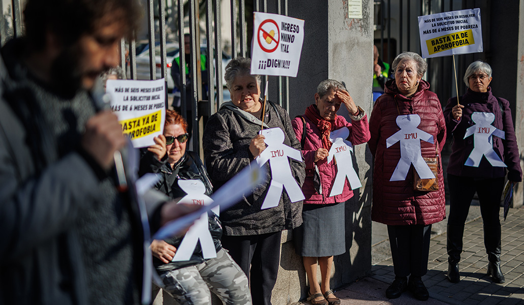Un grupo encabezado por mujeres pide un «ingreso mínimo vital digno» frente al Ministerio de Inclusión