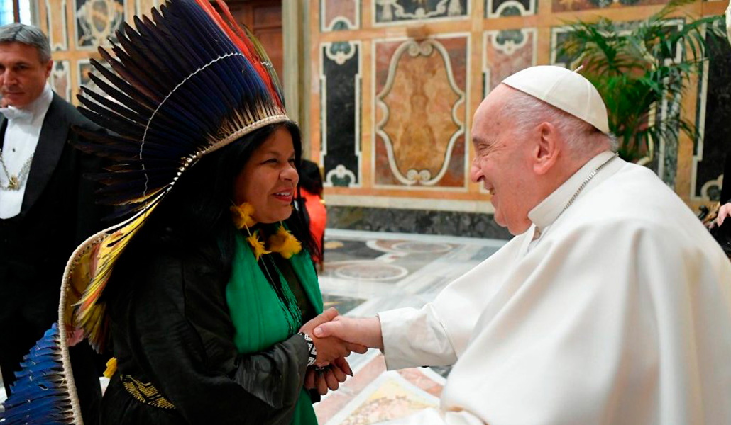 El Papa Francisco saluda a una mujer indígena durante el encuentro