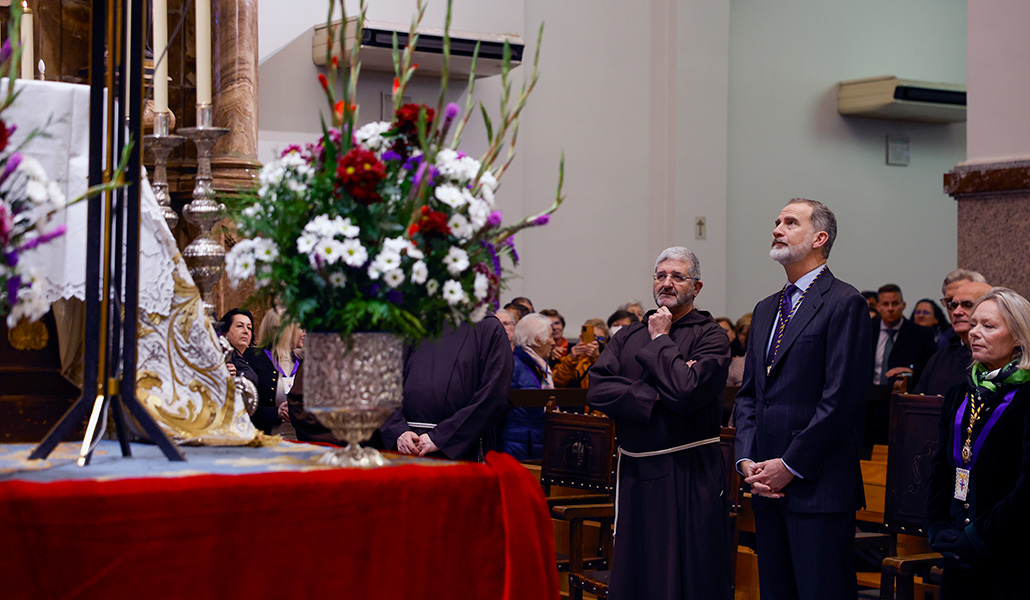 El rey Felipe VI ante la imagen del Cristo de Medinaceli durante la tradición de la Corona de venerar la imagen del Cristo en el primer viernes de marzo, en la basílica de Medinaceli
