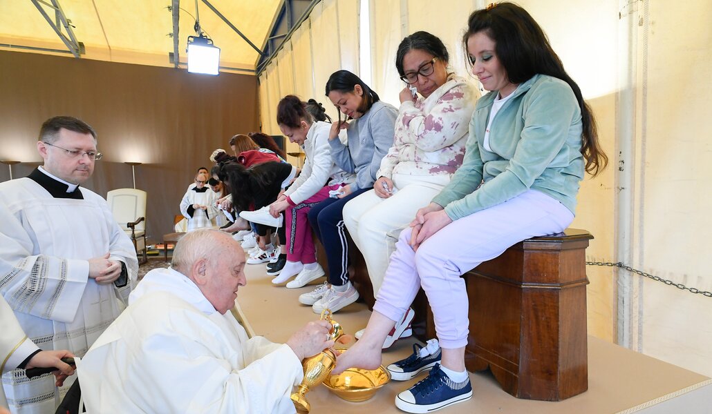 El Papa lava los pies a doce reclusas de la cárcel italiana de Rebibbia