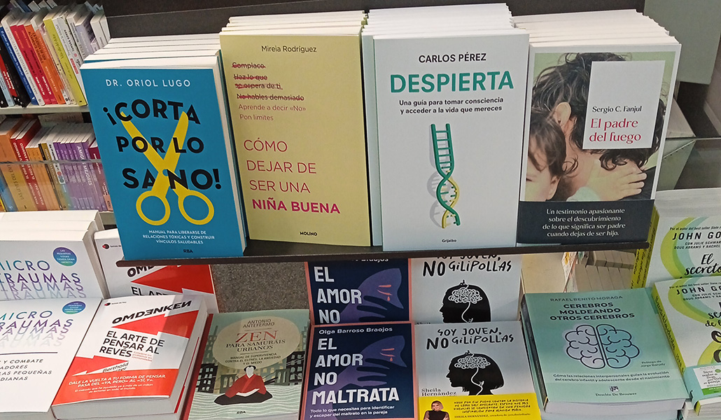 Un expositor de títulos de autoayuda en una librería de Madrid