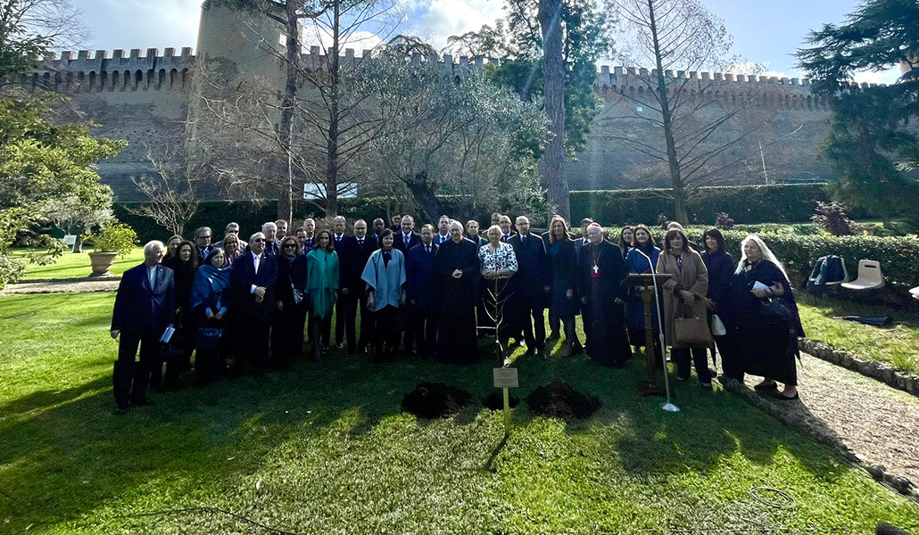 Foto de familia de la delegación polaca junto al cardenal Parolin con el manzano al fondo