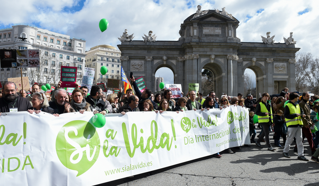 Decenas de personas protestan con carteles durante la marcha por la vida, a 10 de marzo de 2024, en Madrid