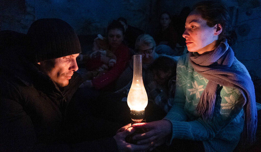 Gente refugiada en un teatro juvenil en Mariúpol el 6 de marzo de 2022.