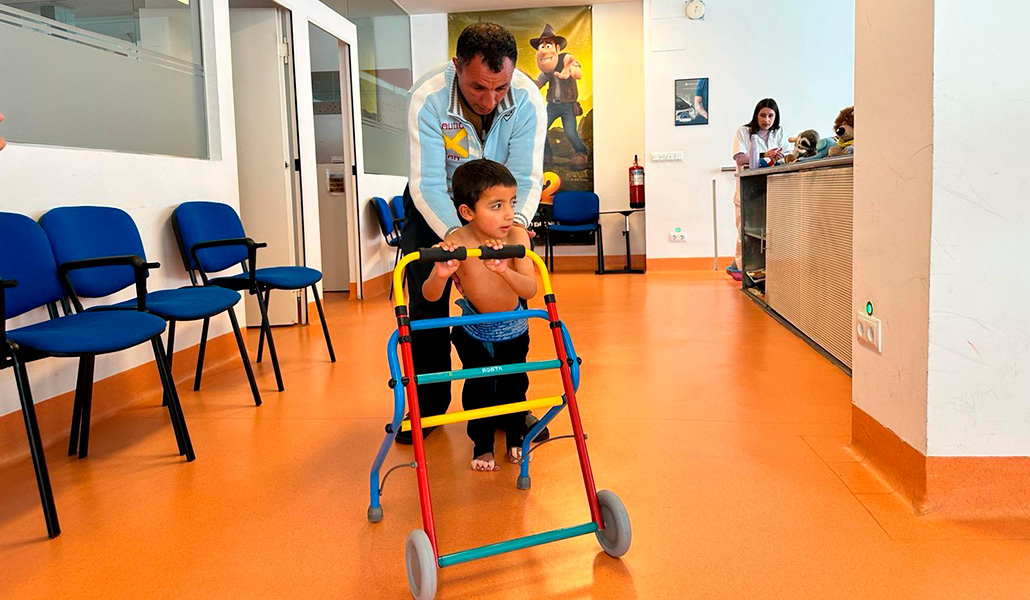 Ilyas y su padre Hammou en la clínica de rehabilitación en Madrid