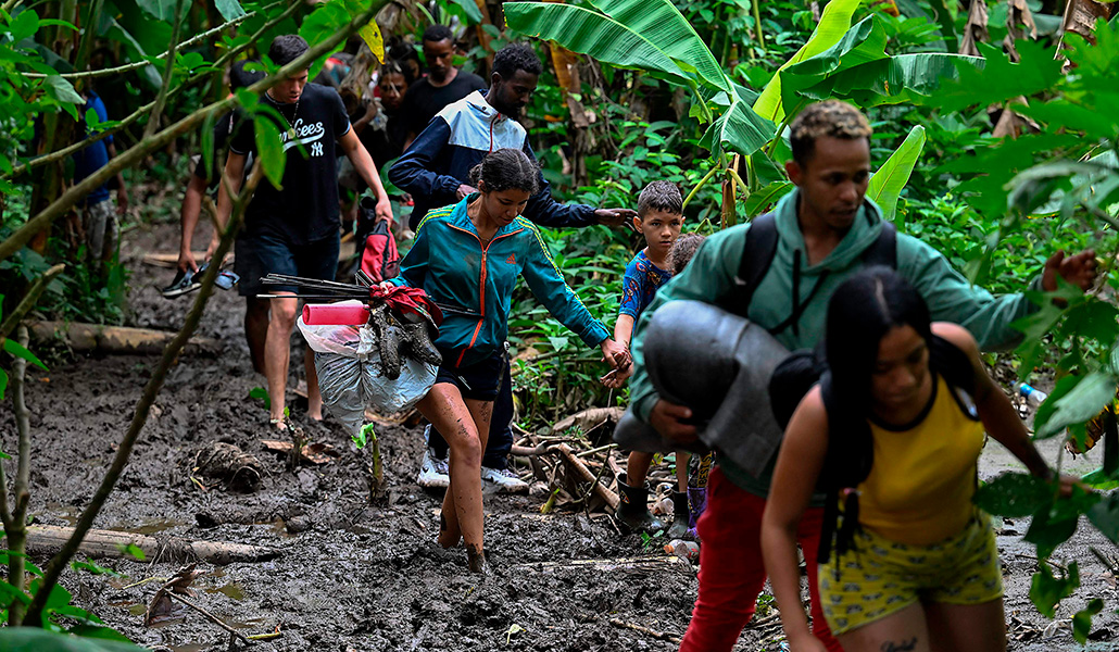 Un grupo de inmigrantes de Venezuela en la selva del Darién
