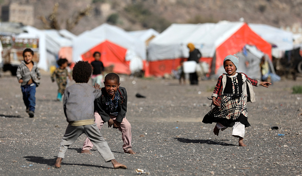 Unos niños juegan en un campamento para desplazados internos en Saná, Yemen, en marzo de 2022