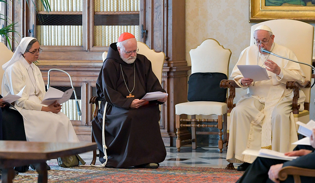 El Papa Francisco habla durante un encuentro con miembros de la Pontificia Comisión para la Protección de menores en el Vaticano el 29 de abril de 2022