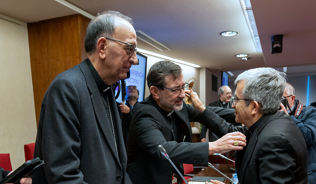 El cardenal Omella, Cobo y Argüello en la Plenaria