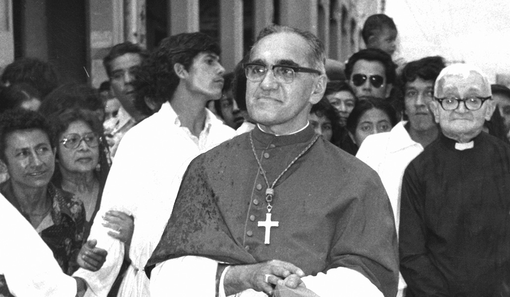 Óscar Romero durante una procesión en San Salvador