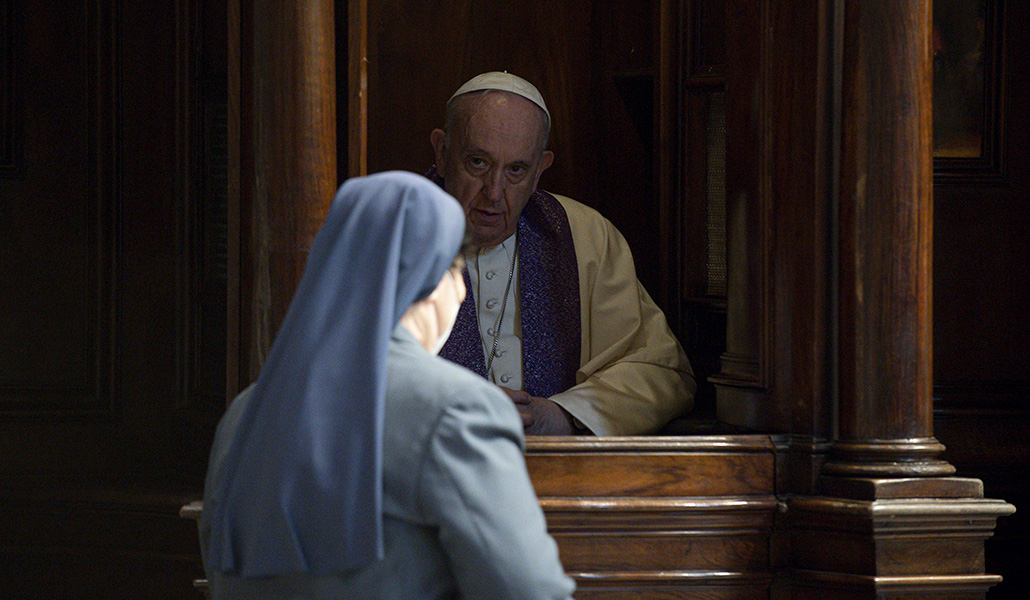 El Papa Francisco confiesa a una religiosa durante un acto penitencial en la basílica de San Pedro