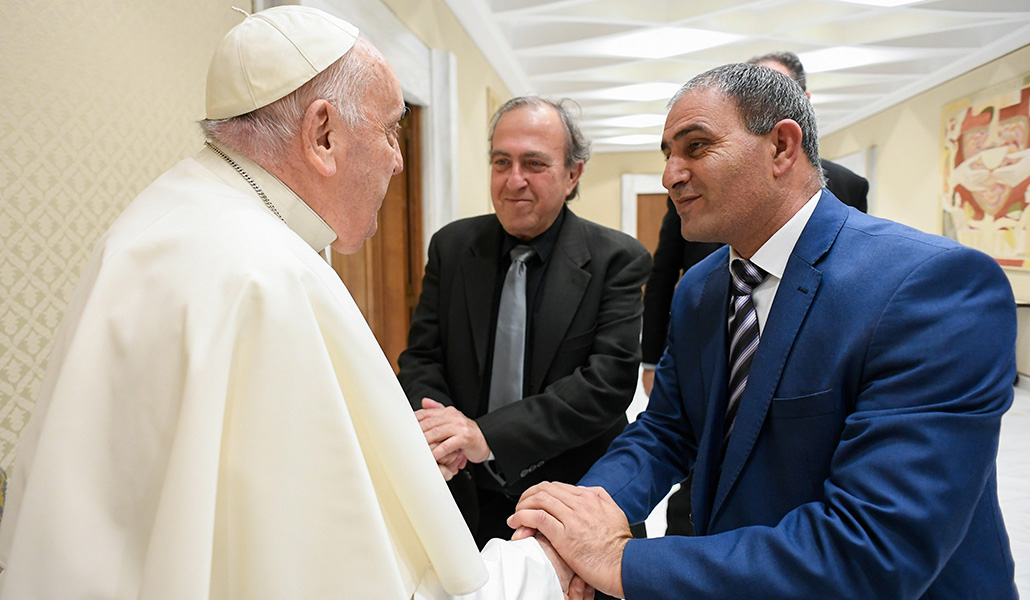 Aramin y Elhanan saludan al Papa Francisco durante la audiencia