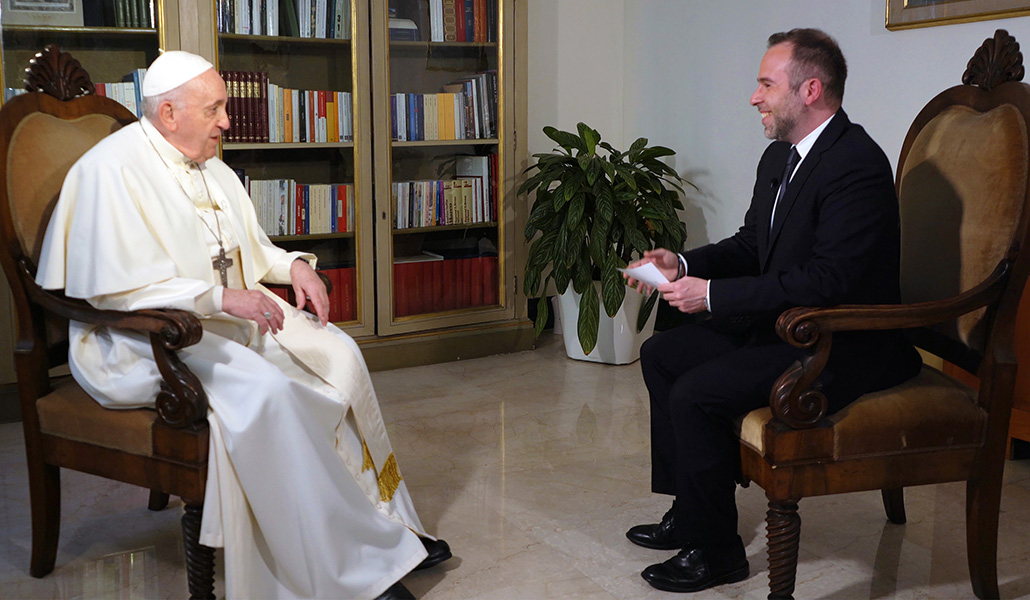 El vaticanista de Mediaset durante uno de sus encuentros con el Papa Francisco