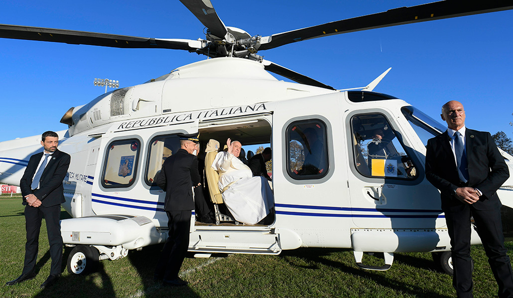 El Papa Francisco embarcando a un helicóptero el 20 de noviembre de 2022