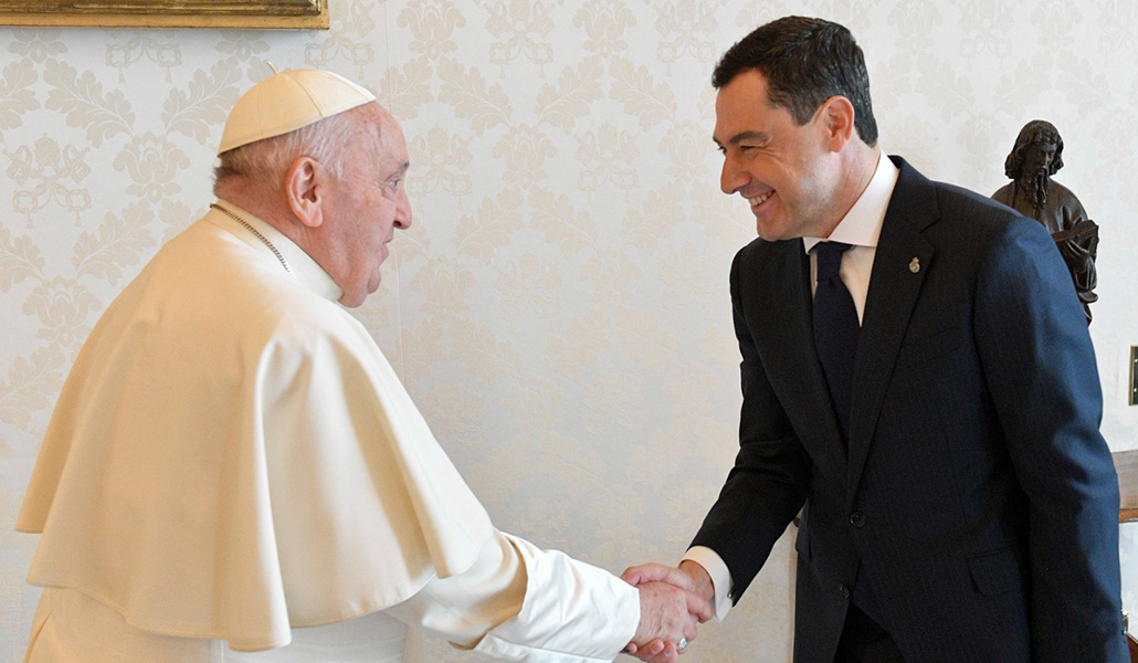 El Papa Francisco saluda al presidente de Andalucía
