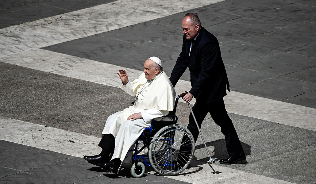 El Papa Francisco en silla ruedas, en la plaza de San Pedro, el pasado Domingo de Ramos