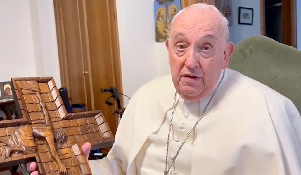 El Papa muestra la cruz a los internos de Quatre Camins