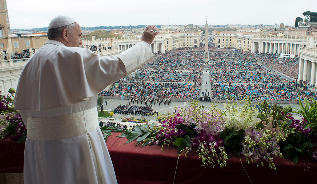 El Papa Francisco después de impartir la bendición 'urbi et orbi', en la mañana del Domingo de Resurrección, en la Plaza de San Pedro del Vaticano, el 5 de abril de 2015