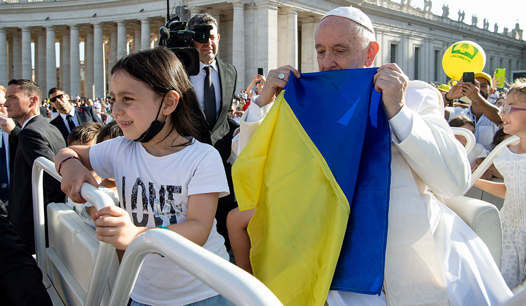El Papa Francisco besa la bandera de Ucrania, en la plaza de San Pedro del Vaticano