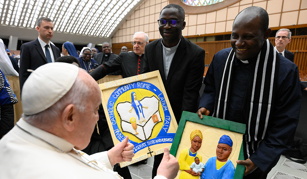 El Papa Francisco recibe unos regalos durante su encuentro con la comunidad nigeriana