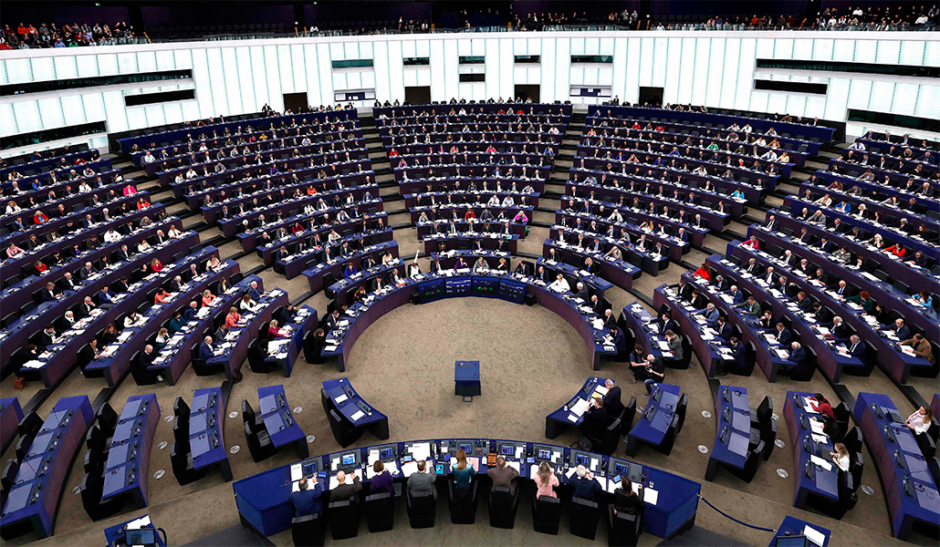 Los miembros del Parlamento Europeo participan en una sesión de votación durante una sesión plenaria en el Parlamento Europeo en Estrasburgo, el 13 de marzo de 2024