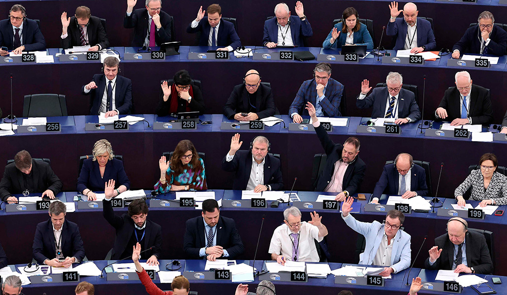 Miembros del Parlamento Europeo participan en la votación el 13 de marzo