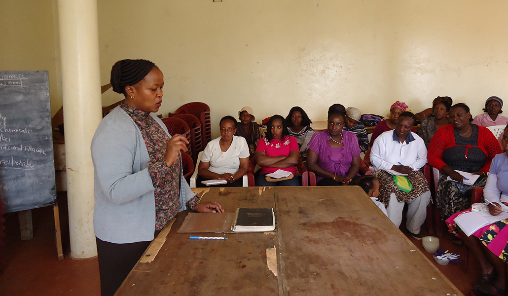 Susan Kinyua impartiendo una de las clases del programa Fanikisha en el poblado de Karuri, cerca de Nairobi