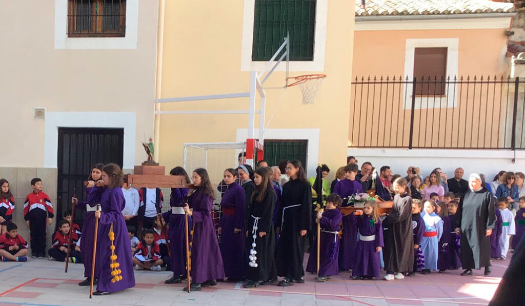Estudiantes de Cuenca portan uno de los pasos de su colegio
