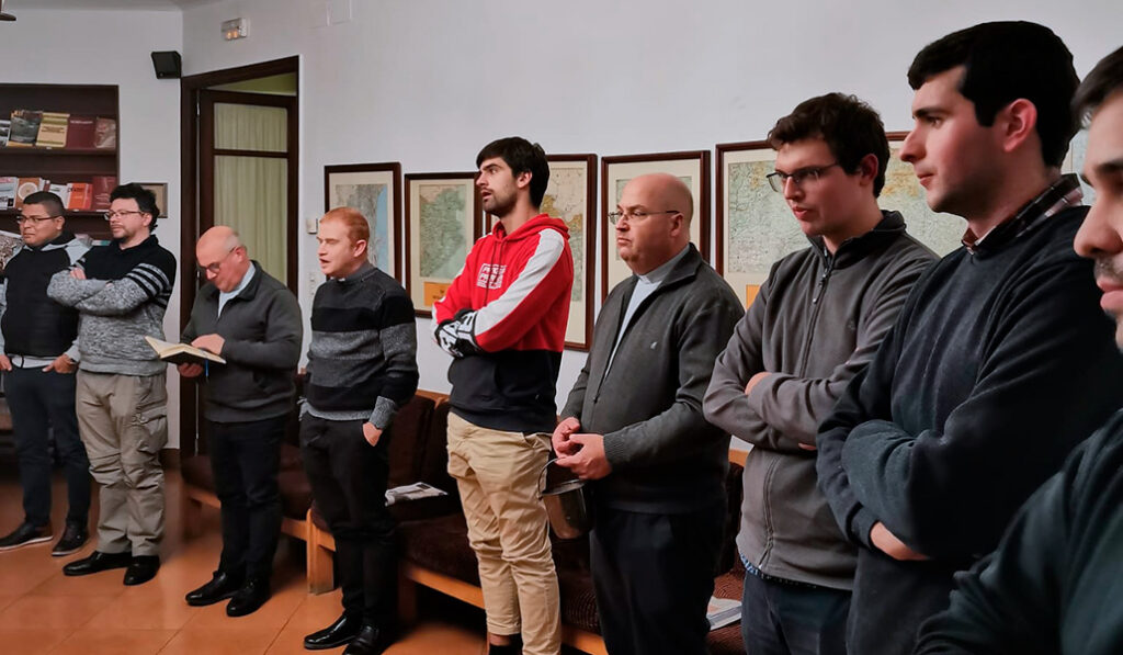 Seminaristas y formadores del Seminario Mayor Interdiocesano de Cataluña durante un momento de oración