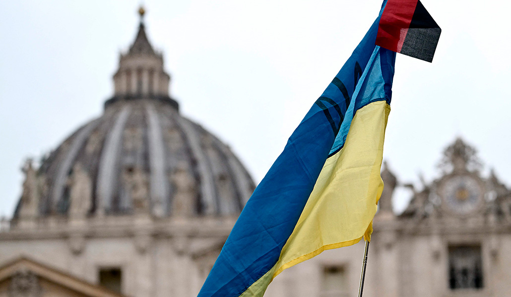 Una bandera de Ucrania en la plaza de San Pedro el pasado 10 de marzo