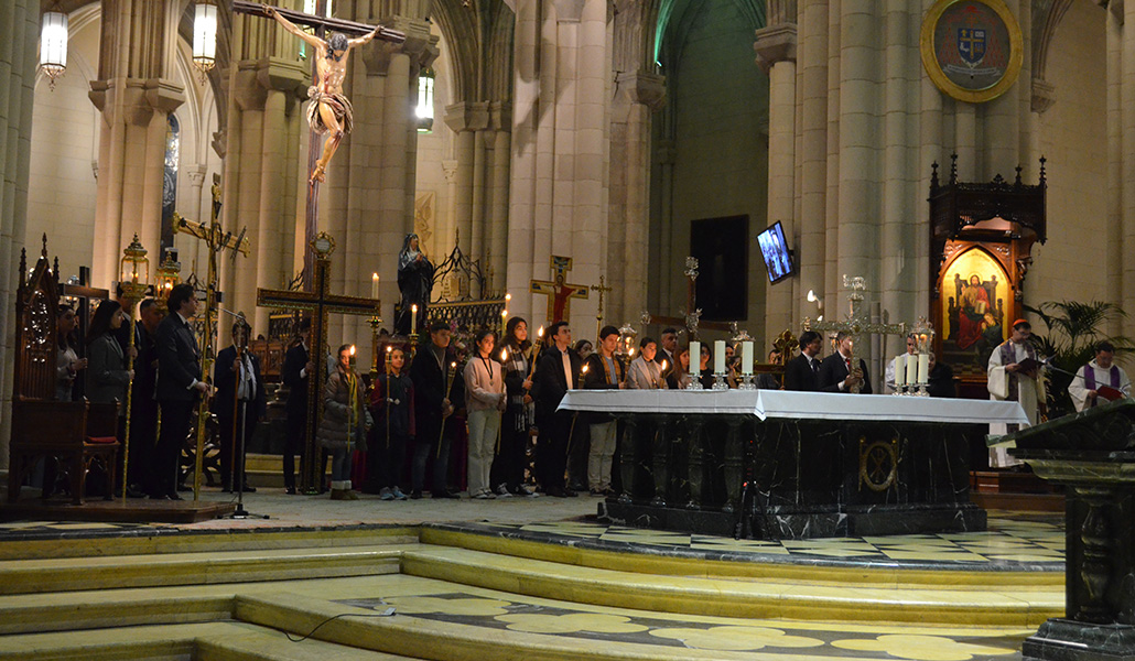 Jóvenes en torno al altar, bajo el Crucificado de la catedral y junto al arzobispo.