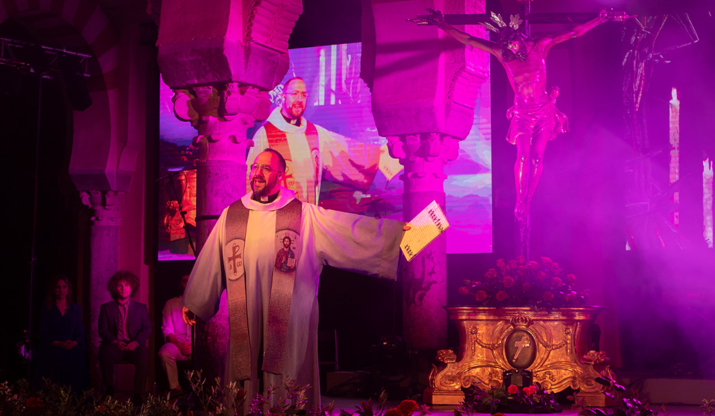 Toño Casado durante la representación de 'Vía Crucis. El musical', en la catedral de Córdoba, en 2022. Foto: Rafael Carmona.