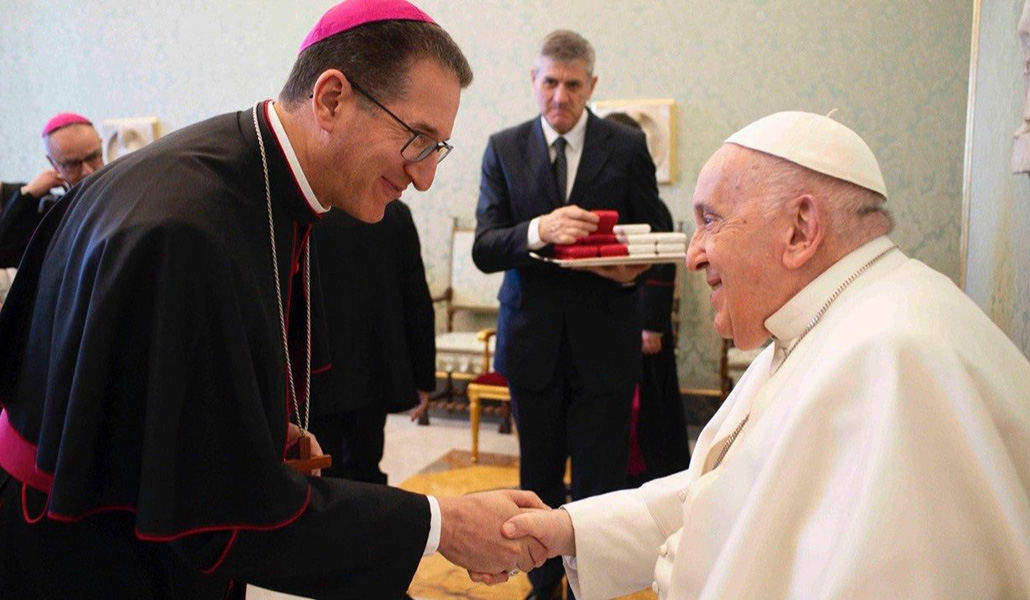 El Papa Francisco saluda a Alí Herrera, obispo auxiliar de Bogotá y nuevo secretario de la comisión
