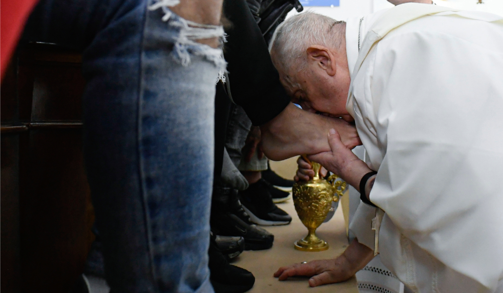 El Papa Francisco lavando los pies a los menores del centro Casal de Marmo, en 2023