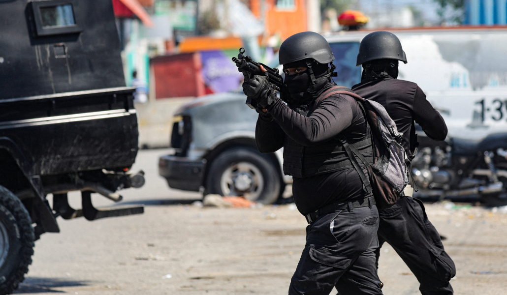 Agentes de la Policía durante una operación en Puerto Príncipe el 14 de marzo de 2024