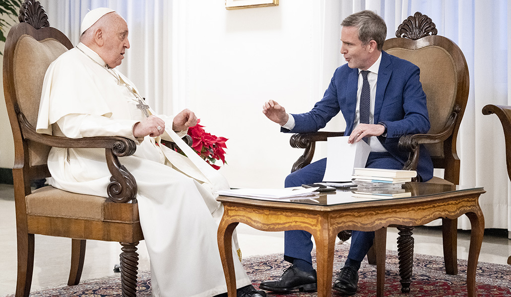 El Papa Francisco conversa con el periodista español Javier Martínez-Brocal