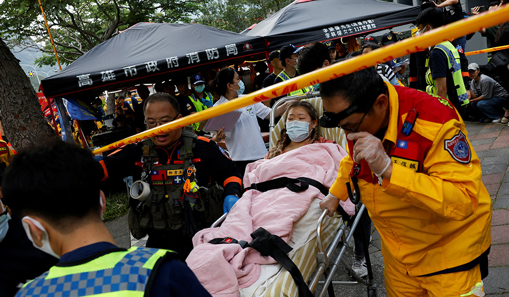 Trabajadores realizan operaciones de rescate el 4 de abril de 2024 en Hualien, Taiwán. Al menos nueve personas murieron el 3 de abril y más de mil resultaron heridas