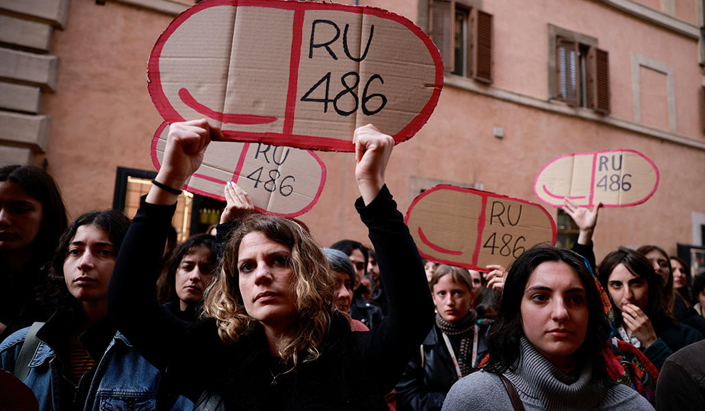 Mujeres se manifiestan frente Senado contra la medida en Roma, Italia, el pasado 22 de abril