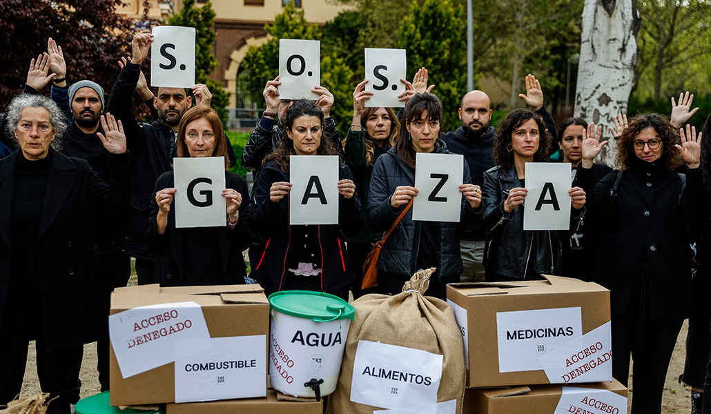 Representantes de las organizaciones humanitarias convocantes en el acto de este viernes en el Jardín de Palestina de Madrid