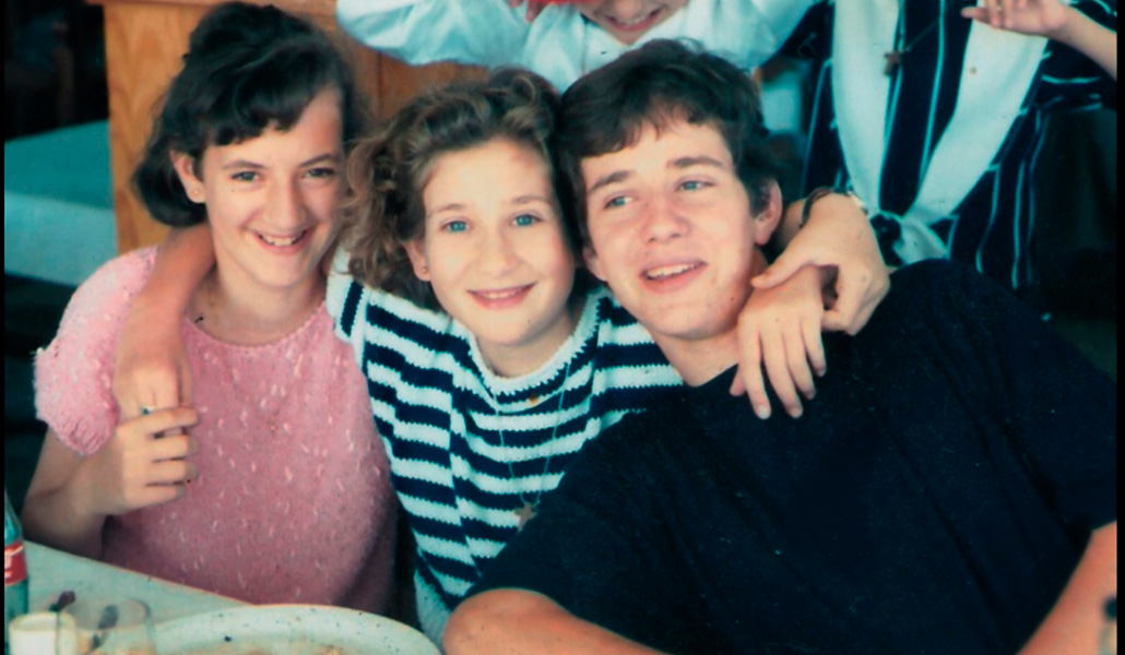 Rebeca Rocamora, en el centro, con su hermana Laura Rocamora y su primo Isidro